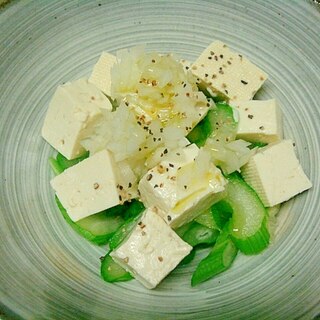 セロリ、酢玉葱の豆腐のイタリアンサラダ